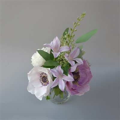 Künstliches Blumenarrangement mit Behälter